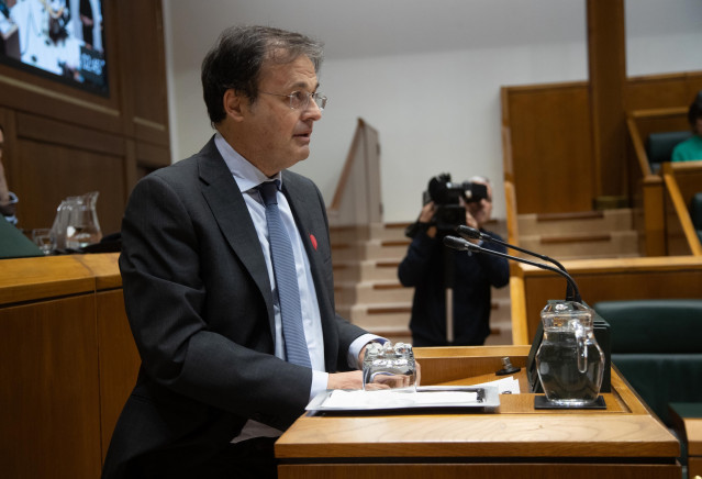 Archivo - El consejero de Salud, Alberto Martínez, en el pleno del parlamento vasco