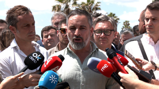El presidente de Vox, Santiago Abascal, en una atención con los medios en Estepona (Málaga).
