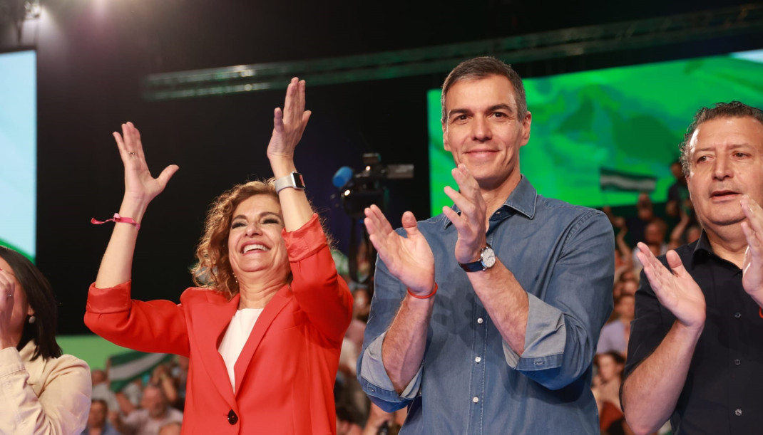 La secretaria general del PSOE-A y candidata a la Junta, María Jesús Montero; el secretario general del PSOE y presidente del Gobierno, Pedro Sánchez, y el secretario general del PSOE de Sevilla, J