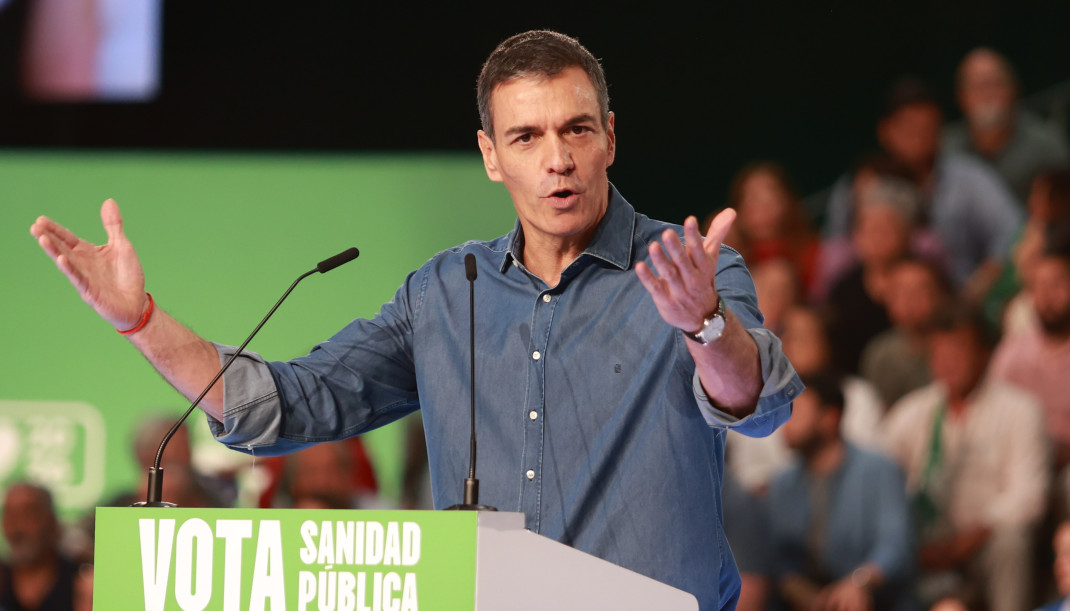 El secretario general del PSOE y presidente del Gobierno, Pedro Sánchez, interviene en el acto de cierre de campaña de los socialistas andaluces. A 15 de mayo de 2026 en Sevilla (Andalucía, España