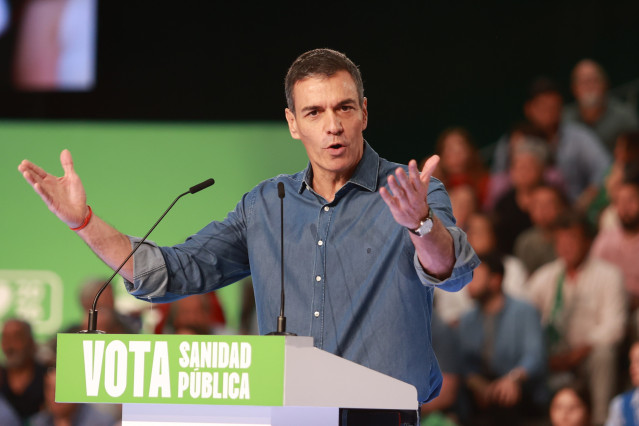 El secretario general del PSOE y presidente del Gobierno, Pedro Sánchez, interviene en el acto de cierre de campaña de los socialistas andaluces. A 15 de mayo de 2026 en Sevilla (Andalucía, España). María Jesús Montero, ha puesto el broche de oro a su cam