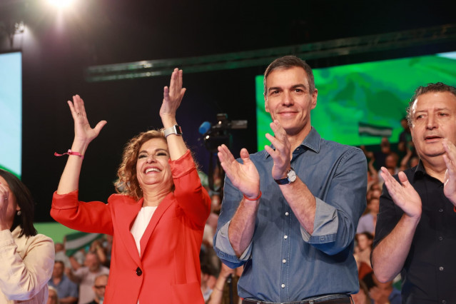 La secretaria general del PSOE-A y candidata a la Junta, María Jesús Montero; el secretario general del PSOE y presidente del Gobierno, Pedro Sánchez, y el secretario general del PSOE de Sevilla, Javier Fernández, en el mitin de cierre de campaña del 17M.