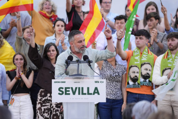 El presidente de Vox, Santiago Abascal, interviene en el mitin cierre de campaña que la formación ha celebrado en Sevilla.