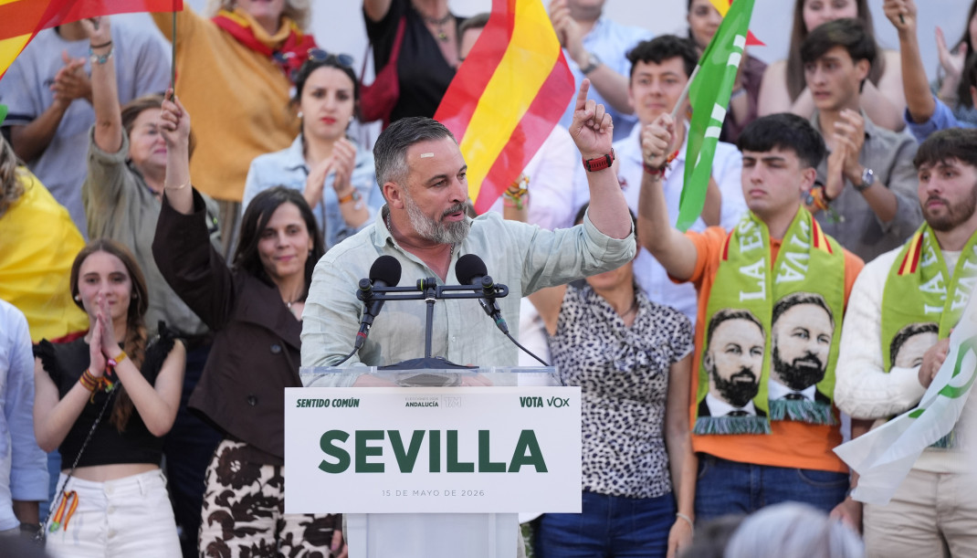 El presidente de Vox, Santiago Abascal, interviene en el mitin cierre de campaña que la formación ha celebrado en Sevilla.