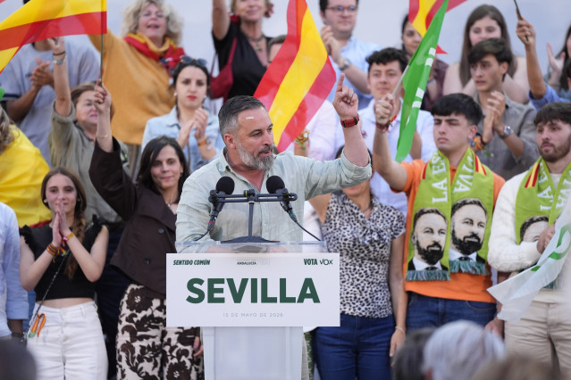El presidente de Vox, Santiago Abascal, interviene en el mitin cierre de campaña que la formación ha celebrado en Sevilla.