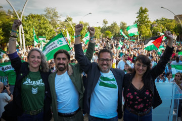 Begoña Iza, Luis Rodrigo, José Ignacio García e Inma Manzano, sobre el escenario minutos antes del mitin de cierre de campaña, en la Alameda de Hércules.