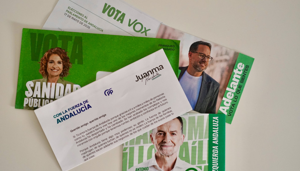 Papeletas electorales de las cinco candidaturas que compiten por la presidencia de la Junta de Andalucía en las elecciones del 17M . A 14 de mayo de 2026 en Málaga (Andalucía, España)