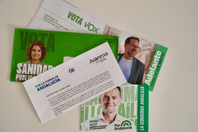 Papeletas electorales de las cinco candidaturas que compiten por la presidencia de la Junta de Andalucía en las elecciones del 17M . A 14 de mayo de 2026 en Málaga (Andalucía, España)
