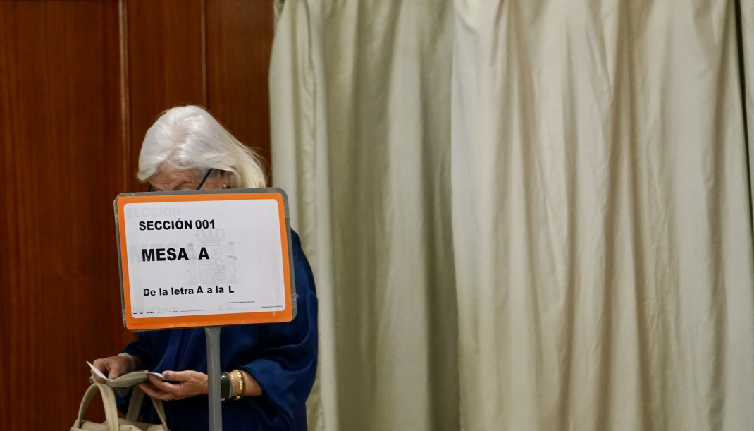 Archivo - Votantes en un colegio electoral en Málaga, en una imagen de archivo