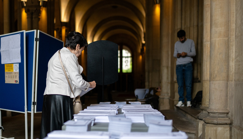 Archivo - Una mujer ejerce su derecho a voto en una imagen de archivo