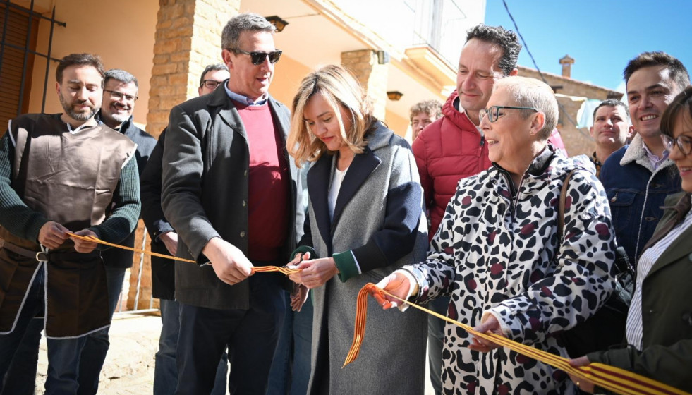 La secretaria general del PSOE Aragón, Pilar Alegría, ha inaugurado este sábado la feria medieval de La Iglesuela del Cid 'Luces y sombras'.