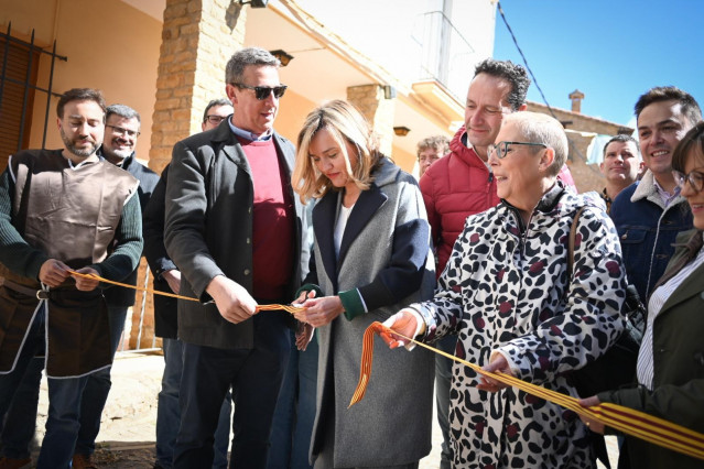 La secretaria general del PSOE Aragón, Pilar Alegría, ha inaugurado este sábado la feria medieval de La Iglesuela del Cid 'Luces y sombras'.
