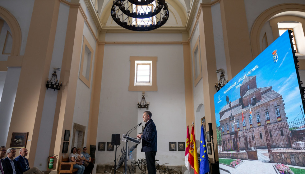 El presidente de Castilla-La Mancha, Emiliano García-Page, durante su intervención en el acto de inauguración de la nueva Escuela Infantil de Velada.