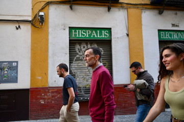 El candidato a la Presidencia de la Junta de Por Andalucía, Antonio Maíllo, recorriendo las calles del barrio sevillano de San Julián, donde ha compartido un desayuno con parte de su equipo.