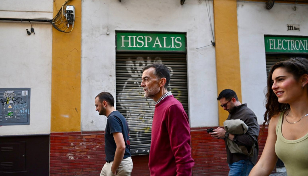 El candidato a la Presidencia de la Junta de Por Andalucía, Antonio Maíllo, recorriendo las calles del barrio sevillano de San Julián, donde ha compartido un desayuno con parte de su equipo.
