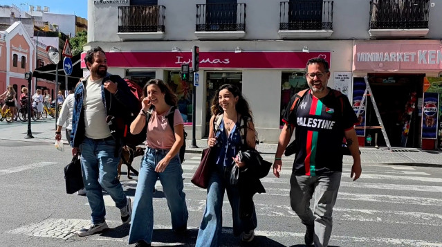 El candidato a la Presidencia de la Junta por Adelante Andalucía, José Ignacio García, dando un paseo tras desayunar en una zona céntrica de la capital hispalense.