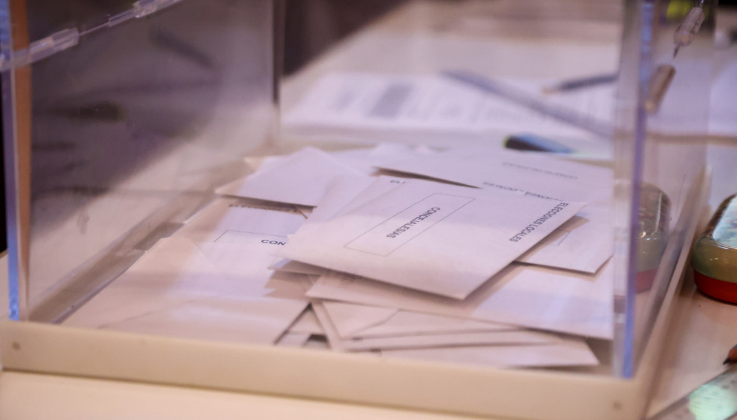 Archivo - Papeletas dentro de la urna de votaciones en Sevilla en una imagen de archivo