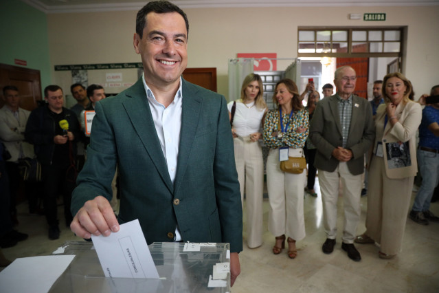 Archivo - El presidente del PP andaluz y de la Junta, Juanma Moreno, votando en las elecciones autonómicas de 2022 en Málaga.