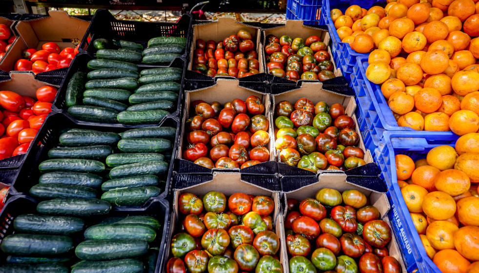 Archivo - Un puesto de frutas y hortalizas en un mercadillo al aire libre