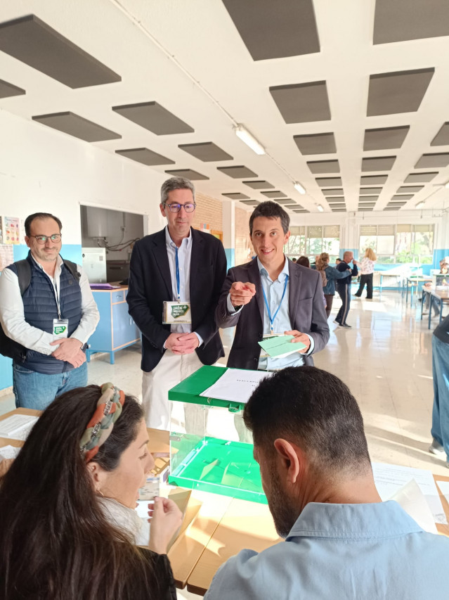 El candidato de Jaén Merece Más (JM+) al Parlamento de Andalucía, Luis García Millán, ejerciendo su derecho al voto.