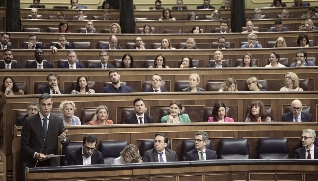 El presidente del Gobierno, Pedro Sánchez, durante una sesión de control en el Congreso junto con varios ministros