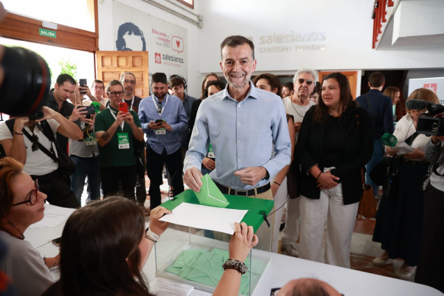 El candidato de Por Andalucía a la Presidencia de la Junta, Antonio Maíllo, vota en el Colegio Salesiano Santísima Trinidad de Sevilla.