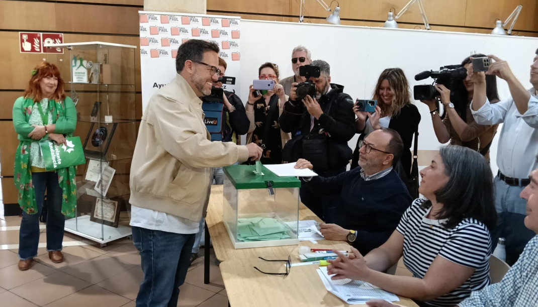 El candidato de Adelante Andalucía, José Ignacio García, votando en su colegio electoral en Jerez.