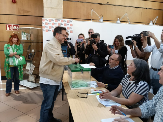 El candidato de Adelante Andalucía, José Ignacio García, votando en su colegio electoral en Jerez.