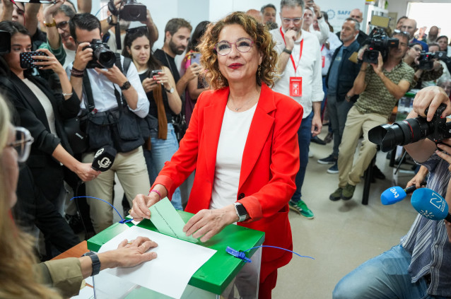 La candidata del PSOE-A, María Jesús Montero, vota en Sevilla  en el Colegio de Escuelas Profesionales Sagrada Familia Nuestra Señora de los Reyes. A 17 de mayo de 2026 en Sevilla, Andalucía (España). Los candidatos a la Presidencia de la Junta de Andaluc