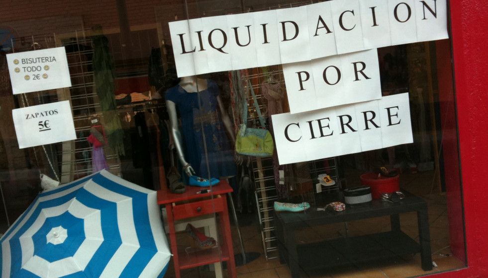 Archivo - Un negociando anunciando una liquidación por cierre