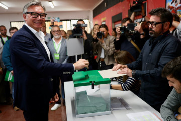 El candidato de Vox a la Presidencia de la Junta, Manuel Gavira, vota en el Colegio San Vicente de Paul en Cádiz.