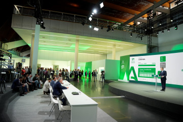 El consejero de Sanidad, Presidencia y Emergencias de la Junta de Andalucía, Antonio Sanz comparece en el Centro de Difusión de Datos de las elecciones del 17M en el Pabellón de la Navegación. A 1