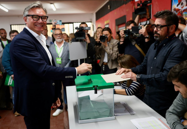 El candidato de Vox a la Presidencia de la Junta, Manuel Gavira, vota en el Colegio San Vicente de Paul en Cádiz.