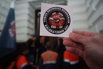Archivo - Una persona sujeta una pegatinas durante una manifestación de los trabajadores de Tubos Reunidos