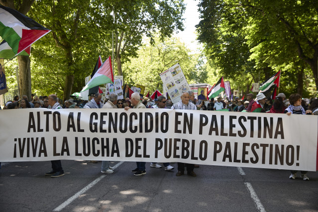 Manifestantes portan pancarta con lema 'Alto al genocidio en Palestina ¡Viva la lucha del pueblo palestino!' durante una manifestación pro Palestina, a 17 de mayo de 2026, en Madrid (España).