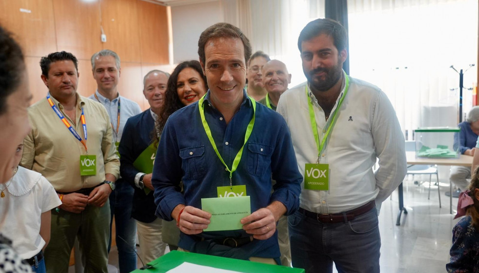 Imagen de la cabeza de lista de Vox por Sevilla, Javier Cortés, al ejercer su derecho al voto.
