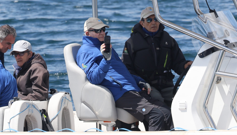 El rey Juan Carlos I y Pedro Campos embarcan en el puerto de Sanxenxo, a 15 de mayo de 2026, en Sanxenxo (Galicia, España).