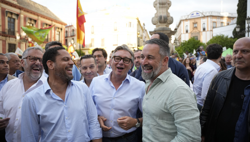 El presidente de Vox, Santiago Abascal (d), junto al candidato de Vox a la Presidencia de la Junta, Manuel Gavira (c), durante el mitin cierre de campaña que la formación verde ha celebrado en Sevil