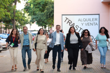 El candidato de Por Andalucía a la Presidencia de la Junta, Antonio Maíllo (c), a su llegada a la sede regional en Sevilla de la formación que lidera para seguir el escrutinio de las elecciones. A 