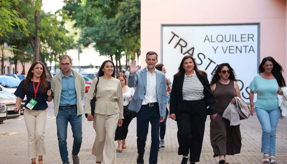 El candidato de Por Andalucía a la Presidencia de la Junta, Antonio Maíllo (c), a su llegada a la sede regional en Sevilla de la formación que lidera para seguir el escrutinio de las elecciones. A 