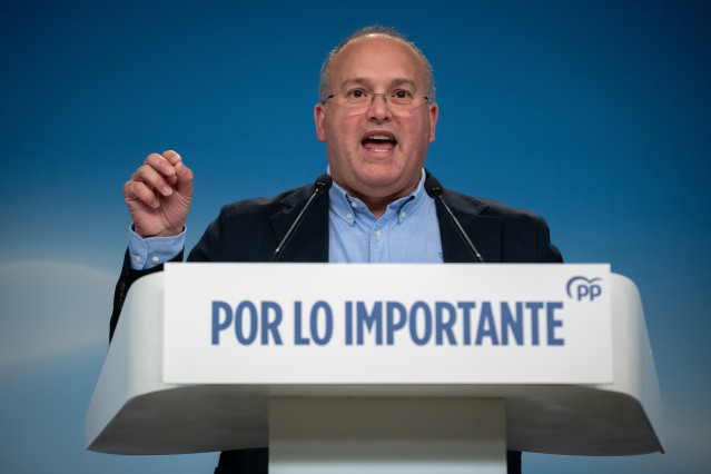 El secretario general del PP, Miguel Tellado, durante una rueda de prensa tras el seguimiento de la noche electoral desde la sede nacional del Partido Popular, a 17 de mayo de 2026, en Madrid (España)