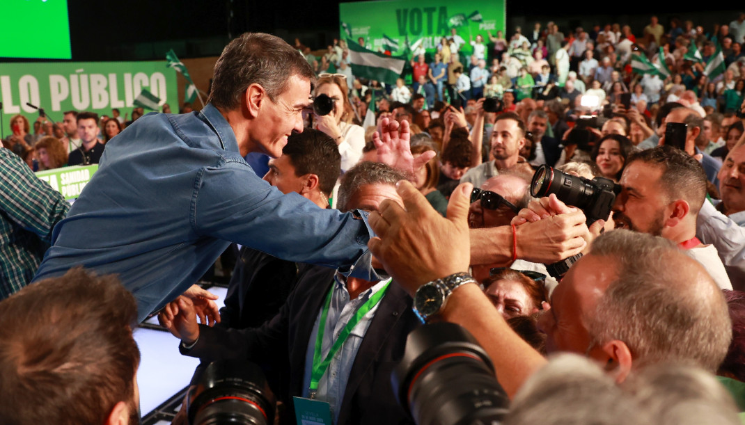 El secretario general del PSOE y presidente del Gobierno, Pedro Sánchez, tras finalizar el acto de cierre de campaña de los socialistas andaluces.