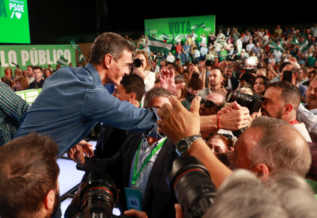 El secretario general del PSOE y presidente del Gobierno, Pedro Sánchez, tras finalizar el acto de cierre de campaña de los socialistas andaluces.