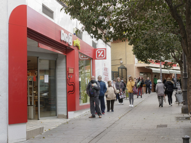 Archivo - Personas a la entrada de un supermercado Dia