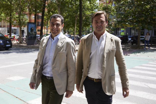Archivo - El presidente de la Junta de Andalucía, Juanma Moreno, (i) junto al secretario general del PP-A, Antonio Repullo, (d) caminan durante la Junta Directiva Autonómica del Partido Popular de Andalucía, a 29 de mayo de 2023 en Sevilla (Andalucía, Esp