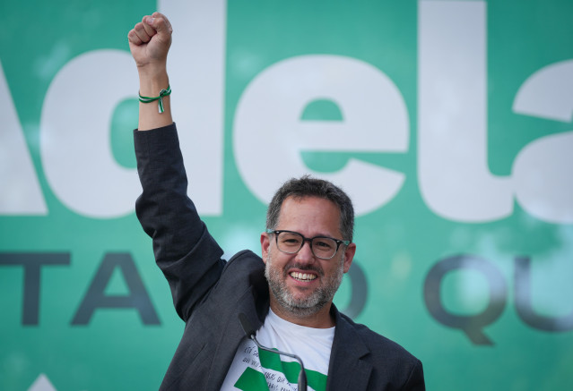 El candidato de Adelante Andalucía a la Presidencia de la Junta, José Ignacio García (c) durante el acto de cierre de campaña celebrado en la capital andaluza. A 15 de mayo de 2026 en Sevilla (Andalucía, España)
