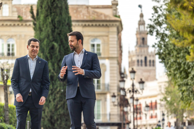Archivo - Juanma Moreno y Álvaro Queipo, en una imagen de archivo