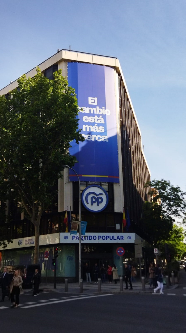 La sede del PP amanece con una lona que asegura que 