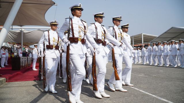 Archivo - Miembros de la armada desfilan en la entrega de Reales Despachos a los nuevos oficiales de la Armada que preside el rey, en la Escuela Naval Militar, a 16 de julio de 2022, en Marín, Pontevedra, Galicia (España).