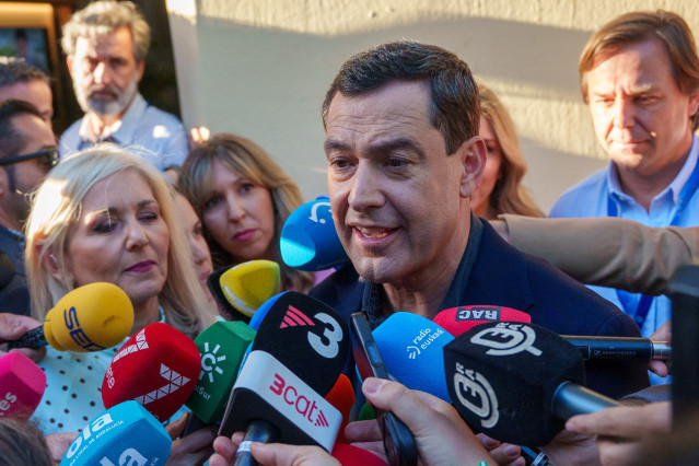 El candidato del PP andaluz a la reelección, Juanma Moreno, atiende a los medios a su llegada a la sede del PP en Sevilla para seguir los resultados electorales. A 17 de mayo de 2026 en Sevilla (Andalucía, España).